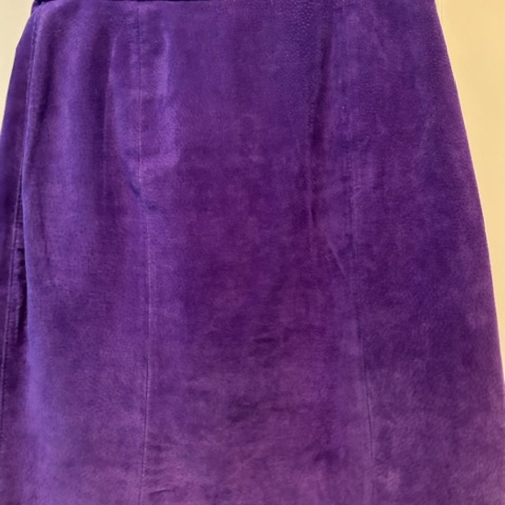Suede skirt, size 6, The limited